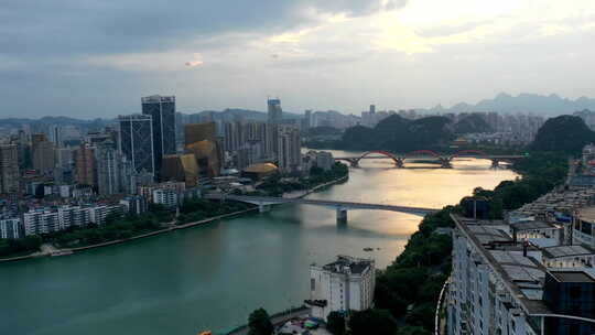 航拍广西柳州城市湖面桥远景延时