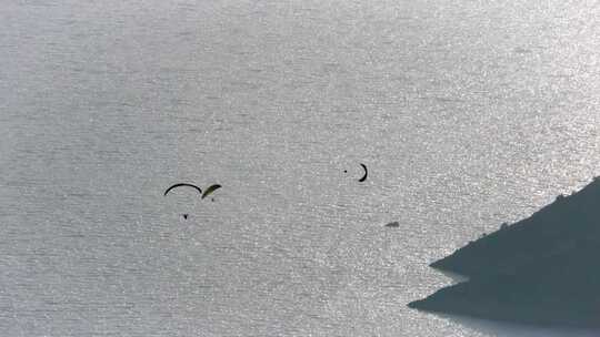 滑翔伞与滑翔伞一起在森林、山顶和海洋上空飞行