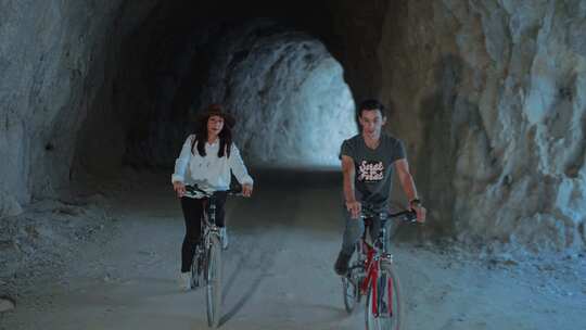 情侣享受骑自行车视频素材模板下载