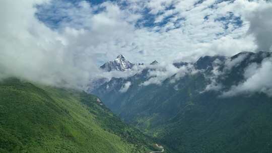 航拍云雾缭绕的四川阿坝四姑娘山幺妹峰