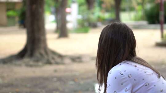 一个女人坐在公园里
