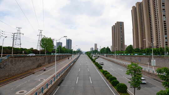 城市道路及两侧的高层住宅楼