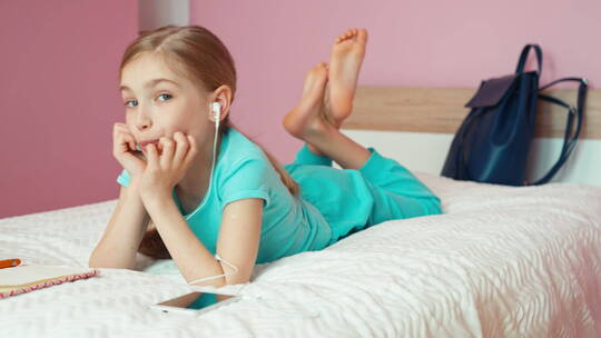 女孩在床上听歌视频素材模板下载