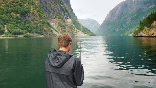 湖边钓鱼的男士视频素材模板下载