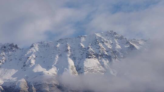 云雾缭绕的雪山景观