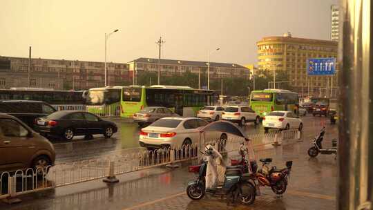 雨天城市街道上的车辆与建筑景象