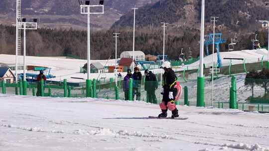 冬季滑雪场欢乐滑雪