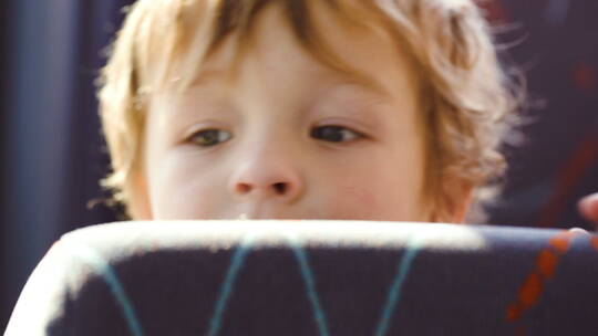 公交车上一个小男孩的特写镜头