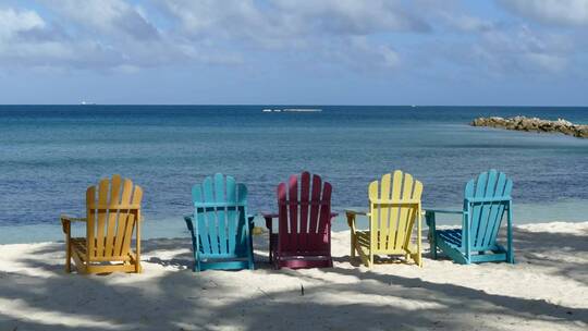 海滩上的五颜六色的椅子