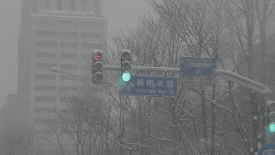 城市大雪出行 城市街道雪景