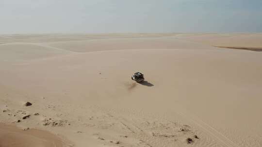 航拍卡车在沙漠里行驶