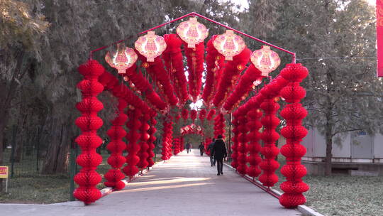 春节前北京地坛公园里的红纸灯笼走廊