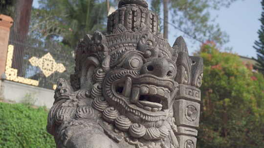 印度教巴厘岛寺庙守护者雕像的特写镜头