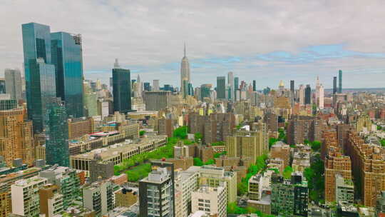 纽约全景中的各种建筑。将普通建筑与摩天大
