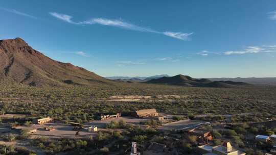 亚利桑那州塞多纳村与沙漠山脉的鸟瞰图。