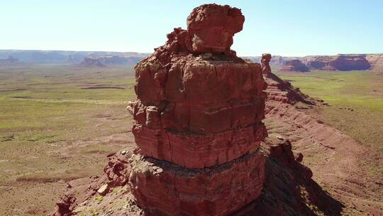 犹他州纪念碑谷山丘和岩层周围的天线