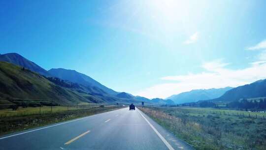 山间公路上行驶的车辆 川藏旅行北疆大环线