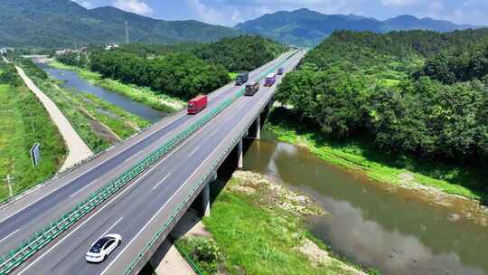 山林间高速公路俯瞰景象