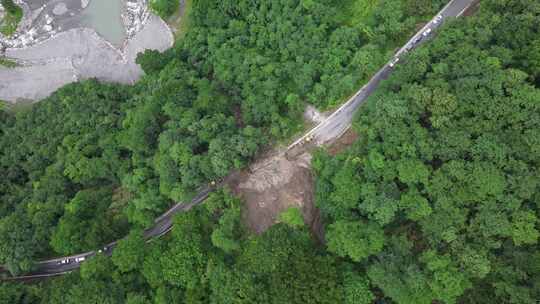 雨季泥水流塌方路段工程车抢修