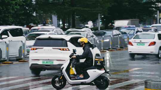 升格雨天的外卖小哥