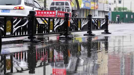 城市下雨道路积水出行不便 合集