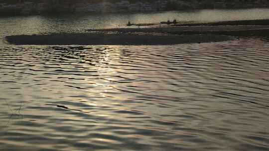 湖面夕阳水波荡漾唯美实拍