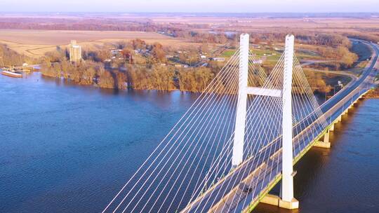 汽车景观密西西比河上的大桥视频素材模板下载