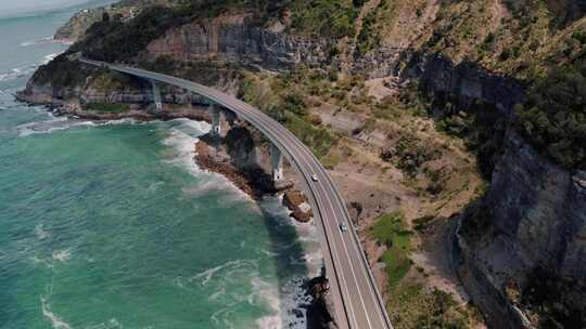 澳大利亚新南威尔士州晴天的海崖桥。-天线