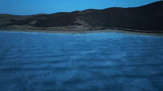 冰湖湖面日落夕阳水库