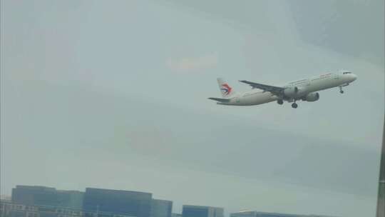 福建厦门高崎国际机场起飞的东方航空航班视频素材模板下载