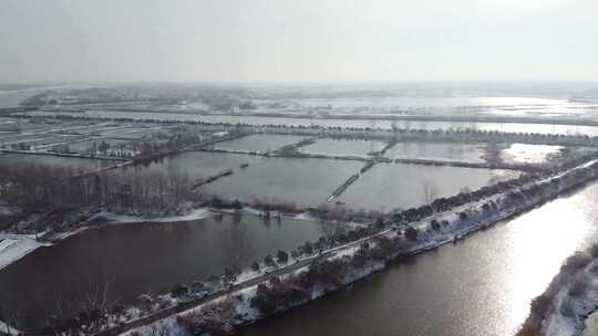 航拍农村城镇冬季雪景河流田野白茫茫视频素材模板下载