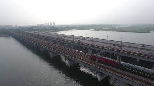 和谐号客运列车货运列车驶过滹沱河大桥