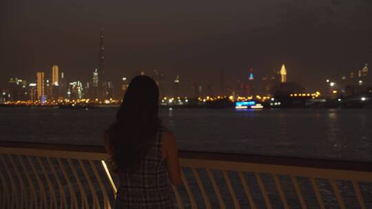 拍城市夜景的女人视频素材模板下载