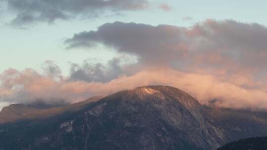 天空经过的山峰的时间流逝