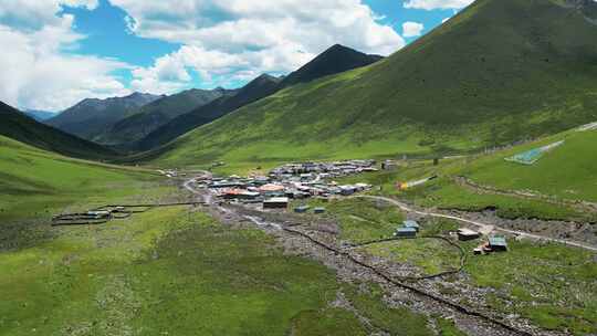 航拍山间公路 草原天路风景