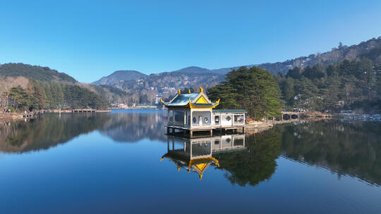 航拍冬天江西旅游庐山如琴湖湖景自然风光