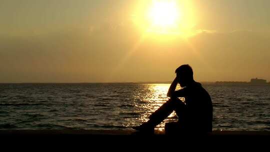 悲伤男人坐在海边-孤独背影视频素材模板下载