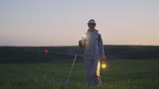 夜晚户外徒步女生探索草原旅行