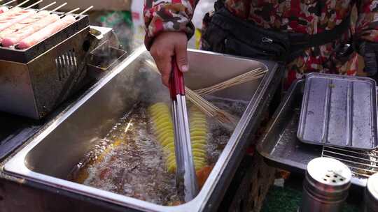 街头小吃摊油炸食物