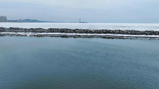 秦皇岛冬季仙螺岛海边冻海