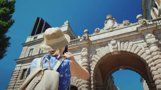 游客在拍摄著名的拱门