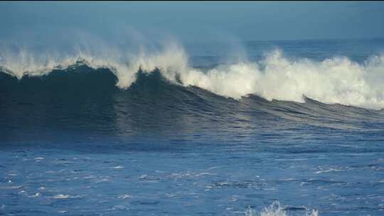 海洋海浪巨浪滔天升格卷起浪花蓝色