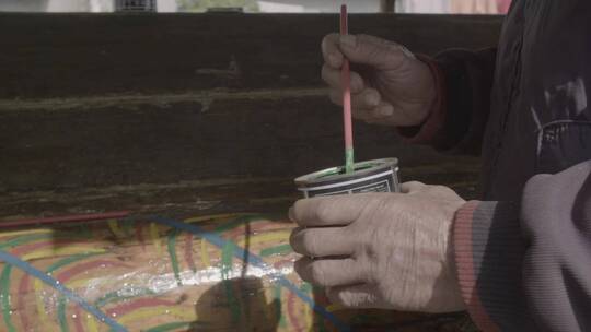 民间艺人在给一条凤舟刷彩漆LOG视频素材