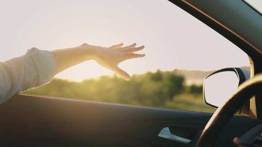 坐在行驶的车窗边上伸出手向外视频素材模板下载
