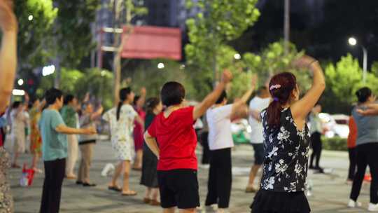 夜晚市民跳广场舞