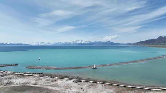 航拍新疆赛里木湖碧绿色湖水和蓝色湖水交汇