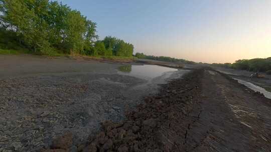 航拍水塘白鹭栖息觅食群鸟夕阳河道