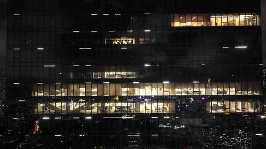 夜晚加班写字楼大厦里的灯光