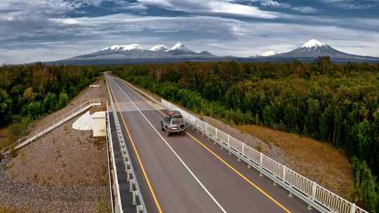 越野吉普车在公路天线上行驶