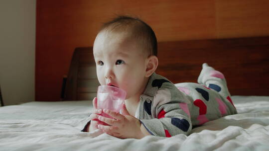 可爱小宝宝趴在床上特写慢镜头视频素材模板下载